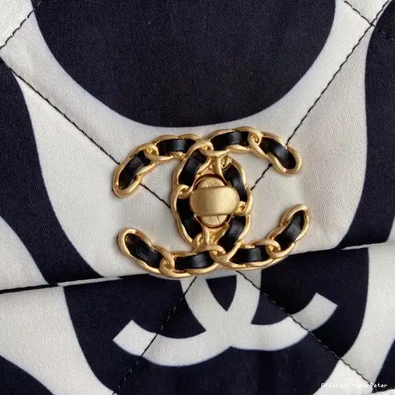 Hyper Peter FLAP BAG CHANEL 19 0509